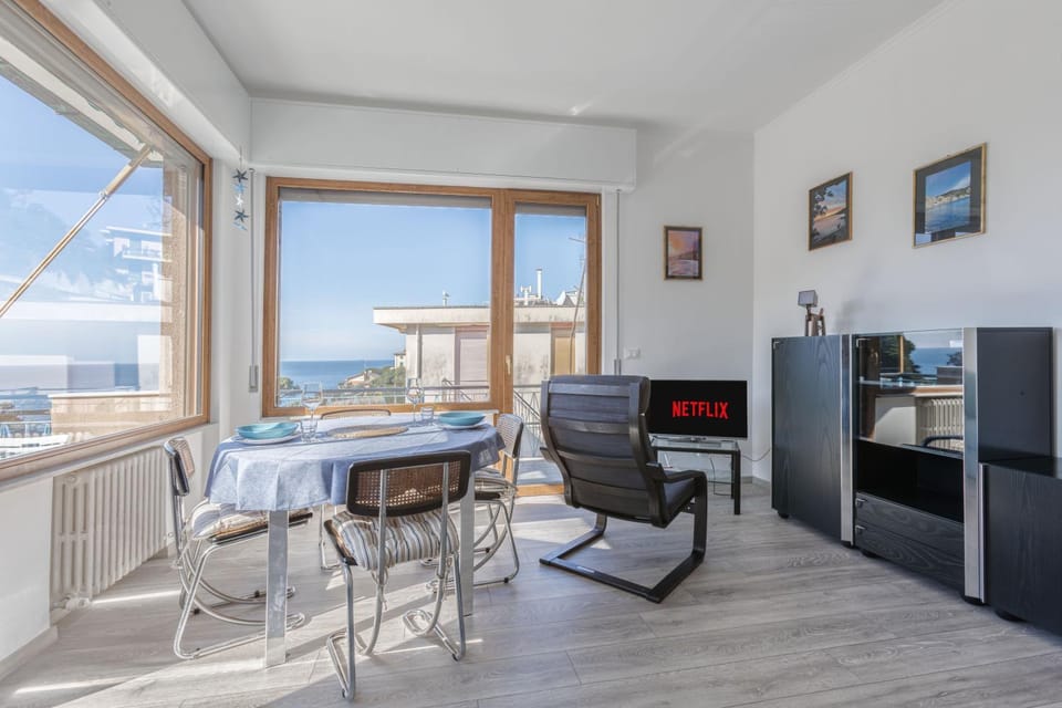 Natural landscape, TV and multimedia, Living room, Seating area, Dining area, Sea view, pet friendly