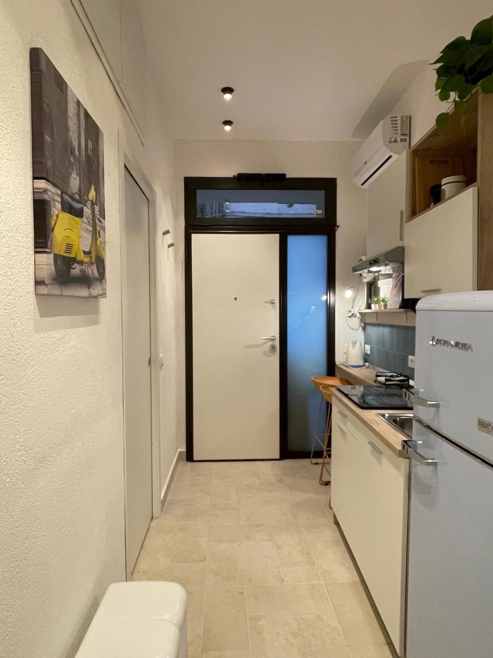 Kitchen or kitchenette, air conditioner