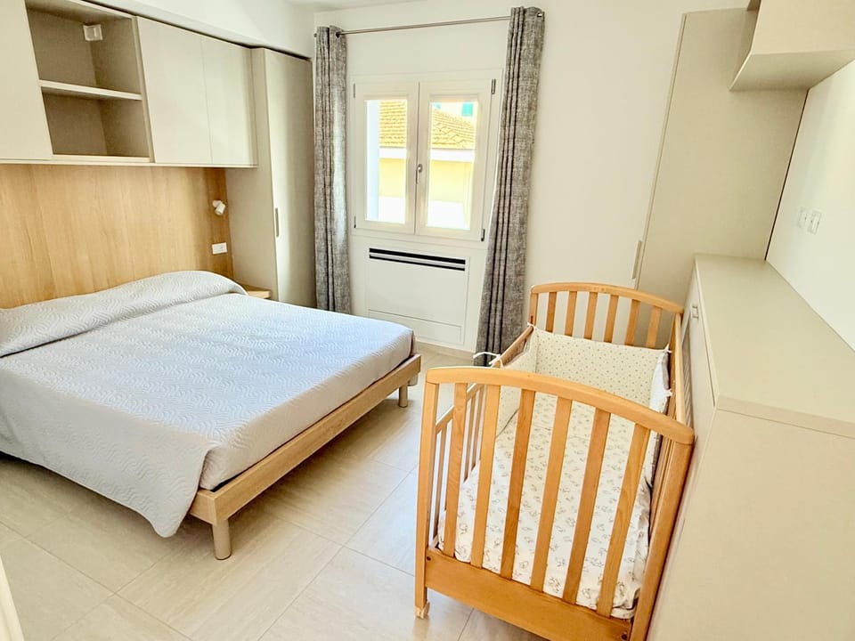 Bed, Photo of the whole room, Bedroom, cot, heating, wardrobe, air conditioner
