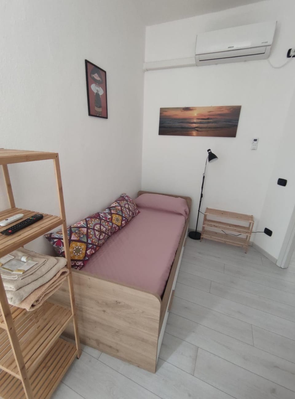 Bed, Photo of the whole room, Bedroom, air conditioner