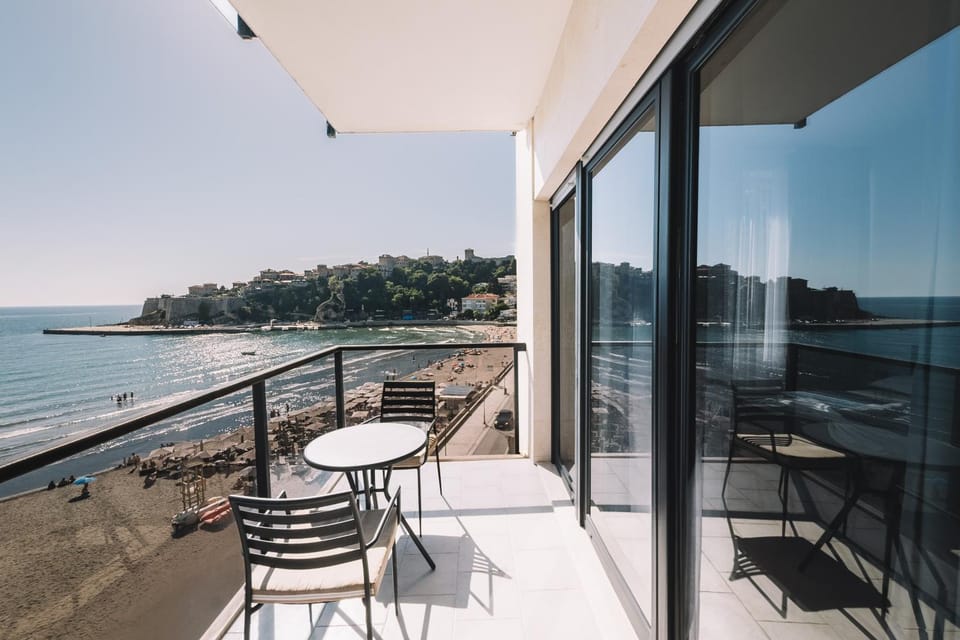 Patio, Day, Natural landscape, View (from property/room), Balcony/Terrace, Living room, Seating area, Dining area, Beach, Sea view