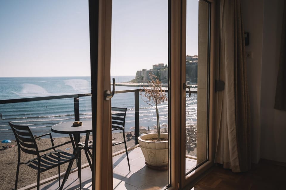 Patio, Day, Natural landscape, View (from property/room), View (from property/room), Balcony/Terrace, Living room, Seating area, Dining area, City view, Landmark view, Sea view