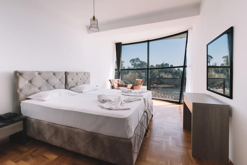 Bed, TV and multimedia, Photo of the whole room, Bedroom, towels