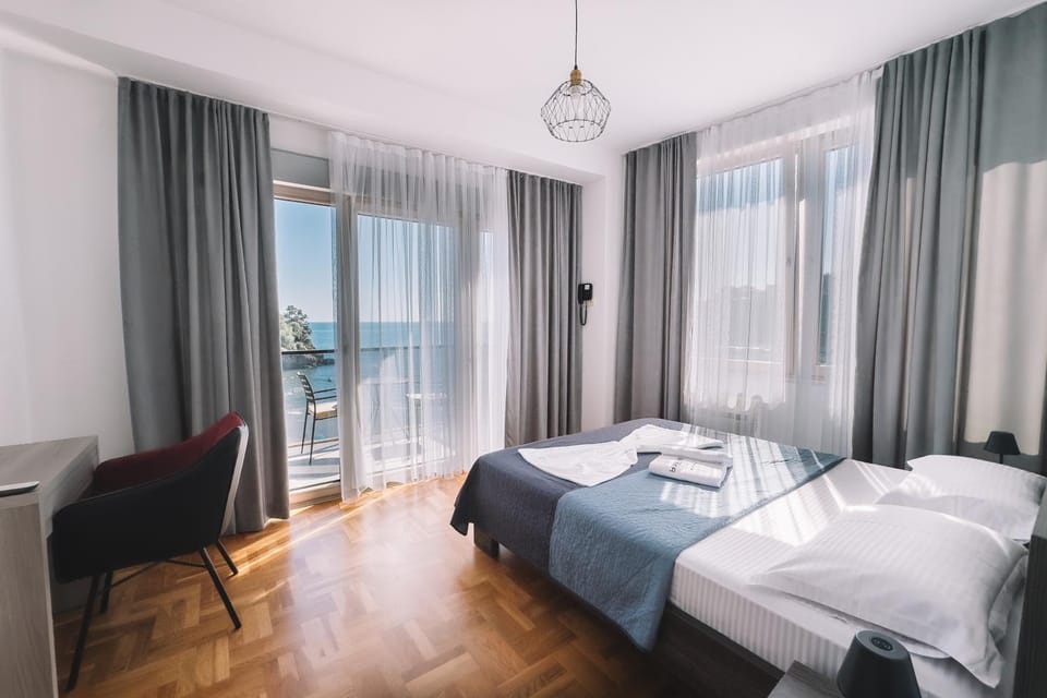 Bed, Natural landscape, Photo of the whole room, Bedroom, Sea view, towels