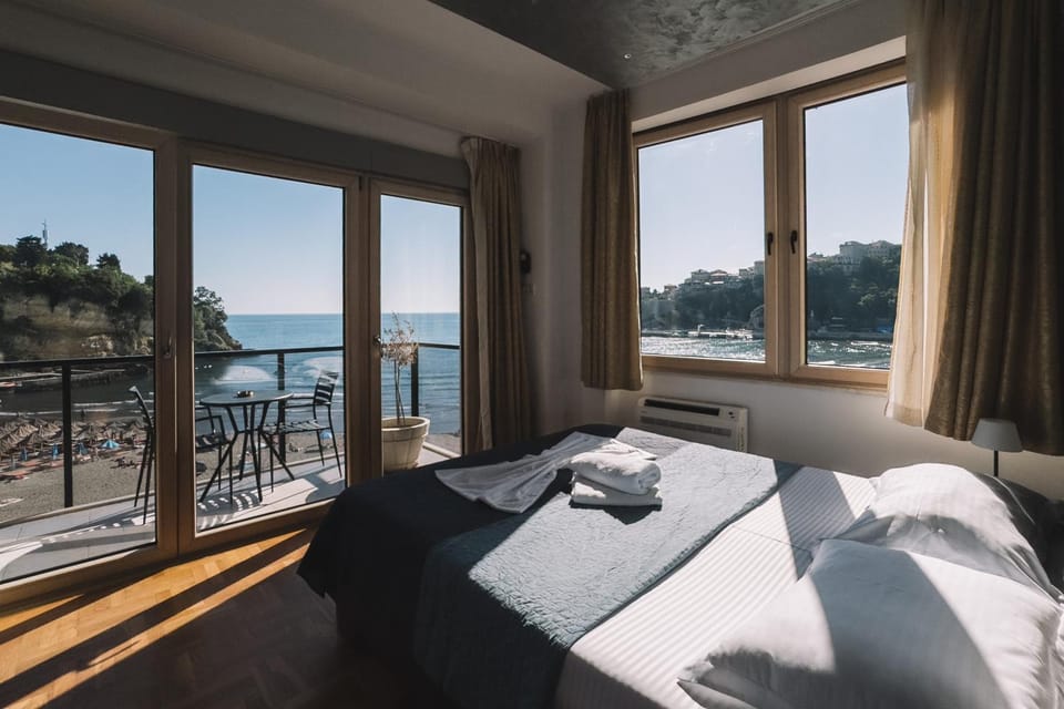 Bed, Natural landscape, View (from property/room), View (from property/room), Balcony/Terrace, Living room, Photo of the whole room, Seating area, Bedroom, City view, City view, Lake view, River view, Sea view, Sea view, towels