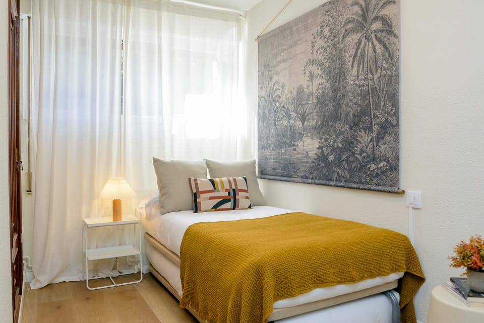 Photo of the whole room, Bedroom