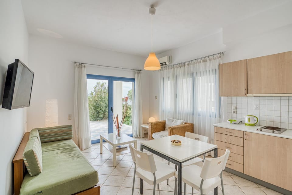 TV and multimedia, Kitchen or kitchenette, Seating area, Dining area