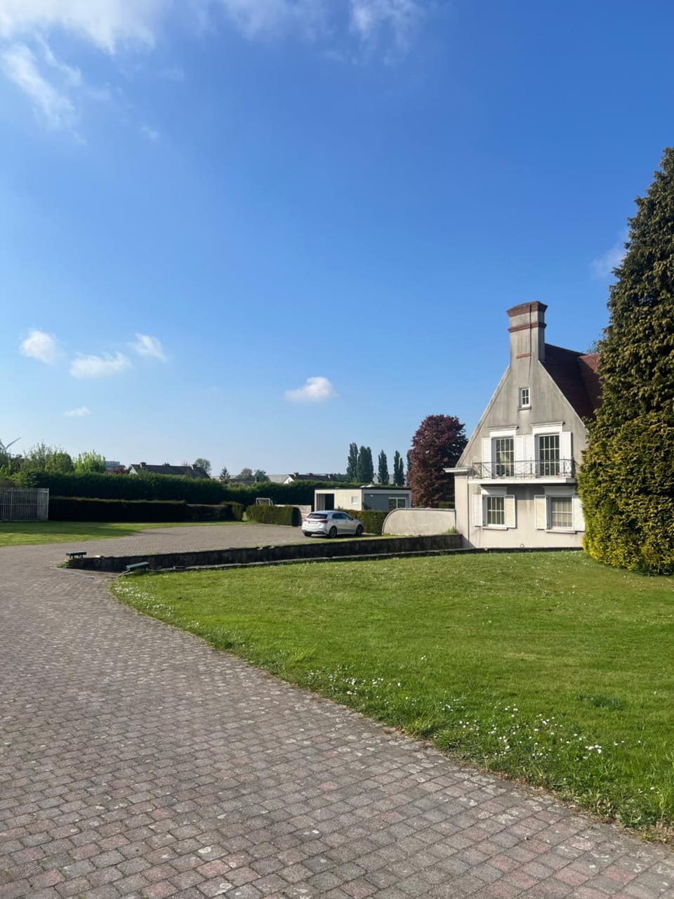 Property building, Day, Natural landscape, Garden, Parking