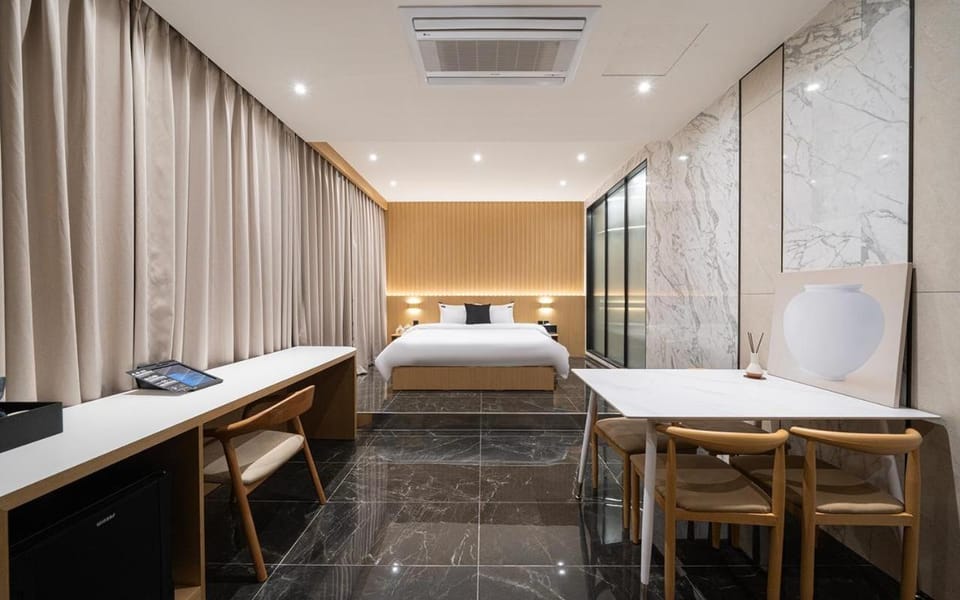 Bed, Seating area, Dining area, Bedroom