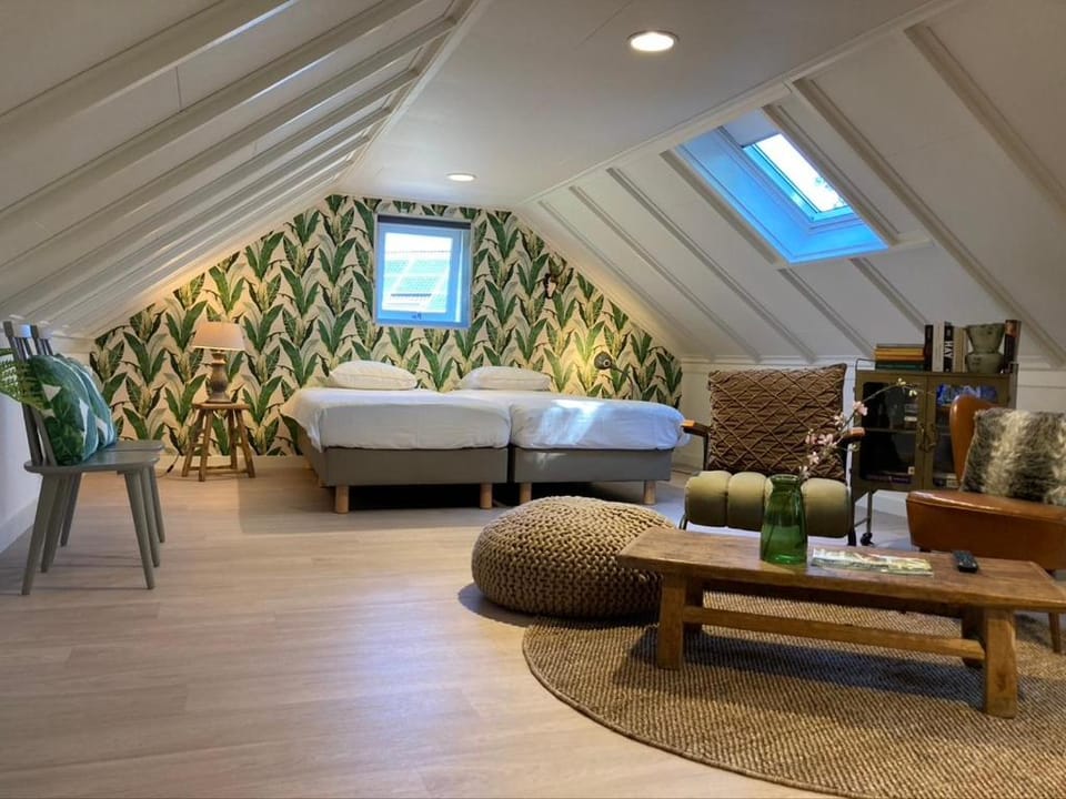 Bed, Seating area