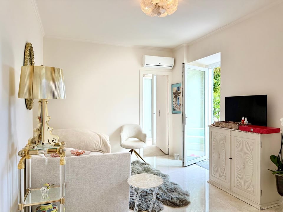 Bed, TV and multimedia, Living room, Seating area, air conditioner