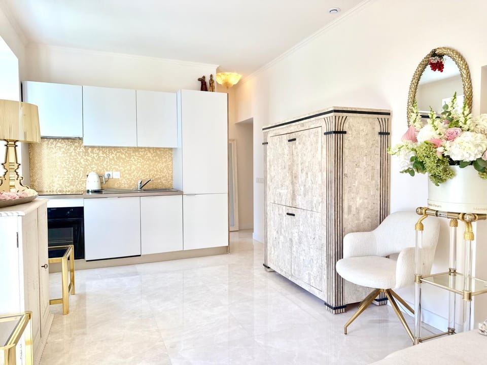 Monaco 1bdr luxury apartment, private garden&pool Apartment in French Riviera
