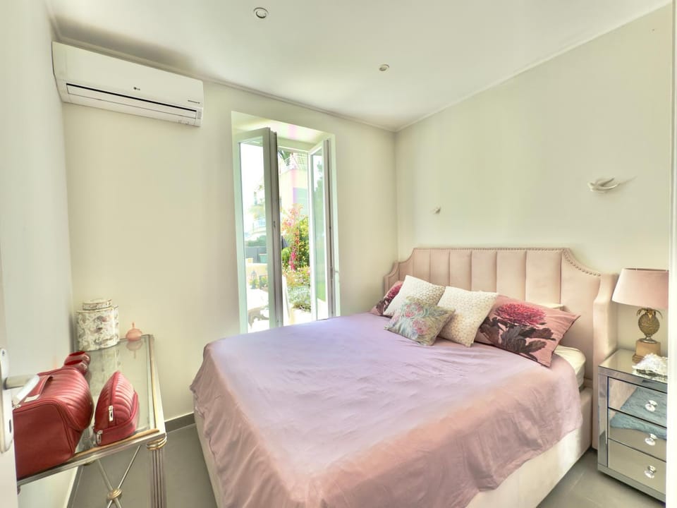 Bed, Bedroom, air conditioner