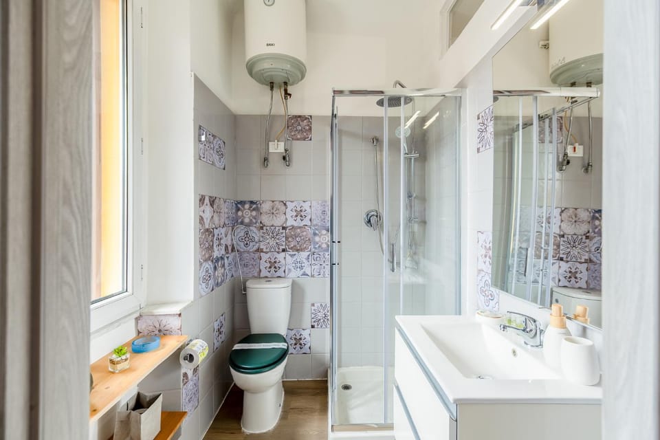 Shower, Toilet, Bathroom, towels