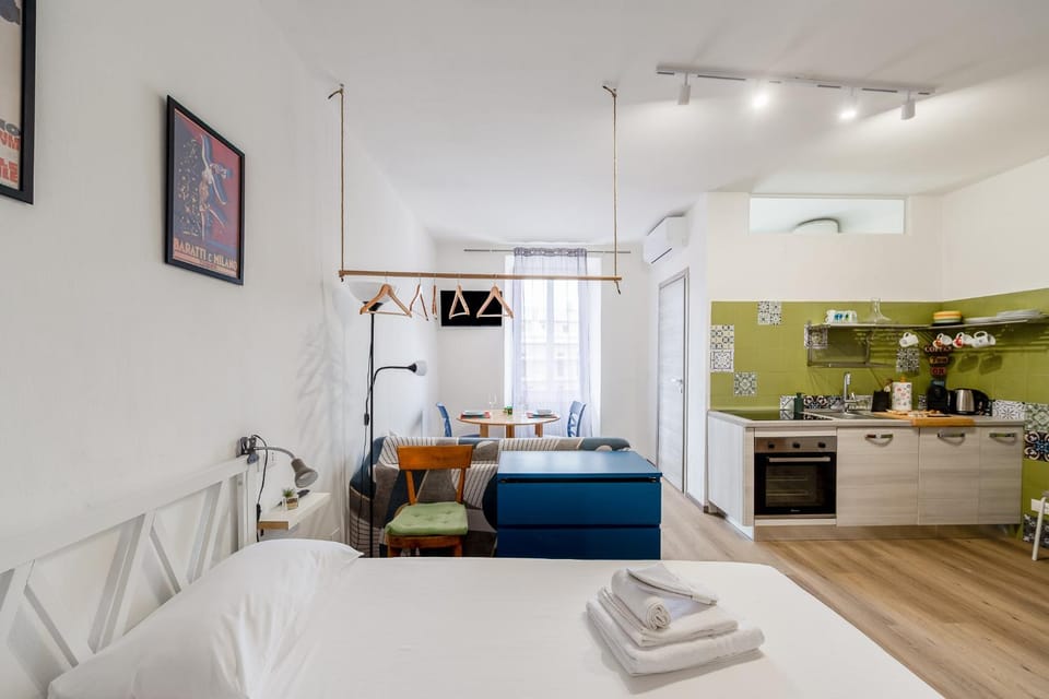 Bed, Kitchen or kitchenette, Photo of the whole room, Bedroom, oven, stove, towels