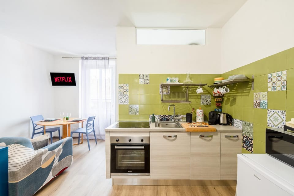 Coffee/tea facilities, Kitchen or kitchenette, Living room, Dining area, dishwasher, oven, stove, toaster