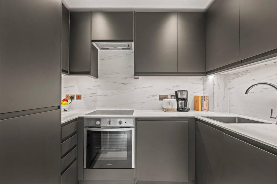 Coffee/tea facilities, oven, stove, kitchen