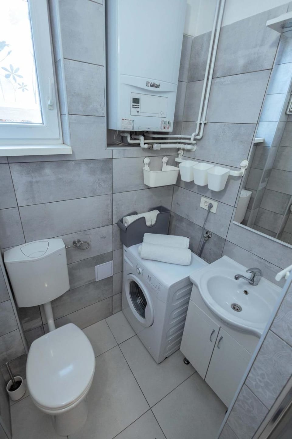 Shower, Toilet, Bathroom, towels, washing machine