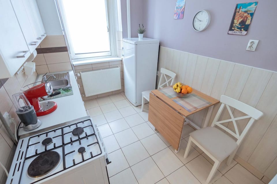 Kitchen or kitchenette, Seating area, Dining area, minibar, oven, stove