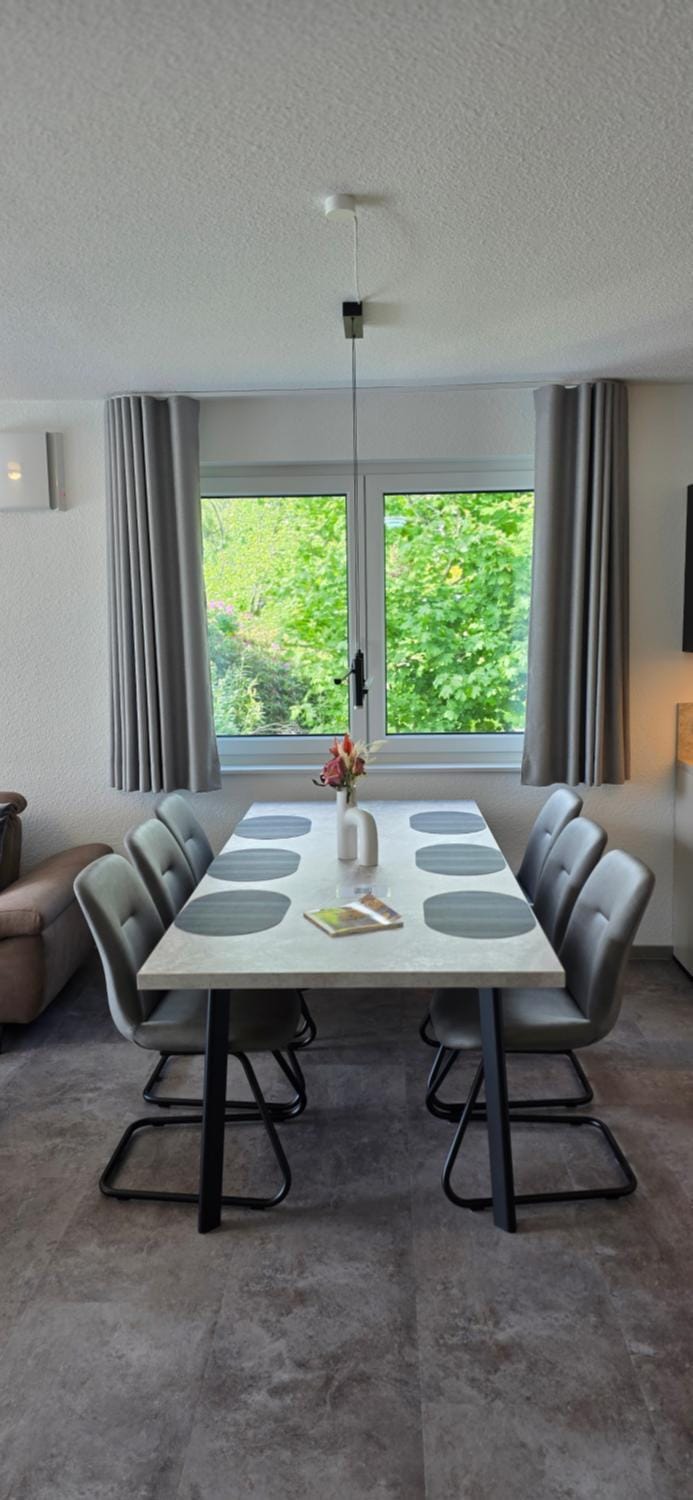 Seating area, Dining area