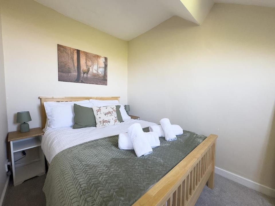 Bed, Bedroom, towels