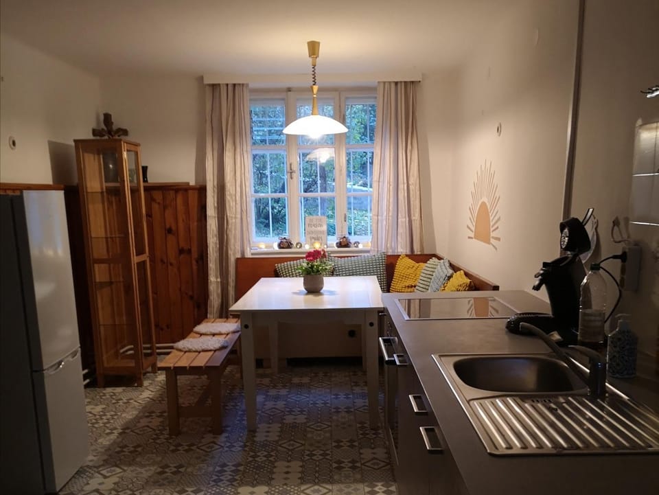 Kitchen or kitchenette, Dining area