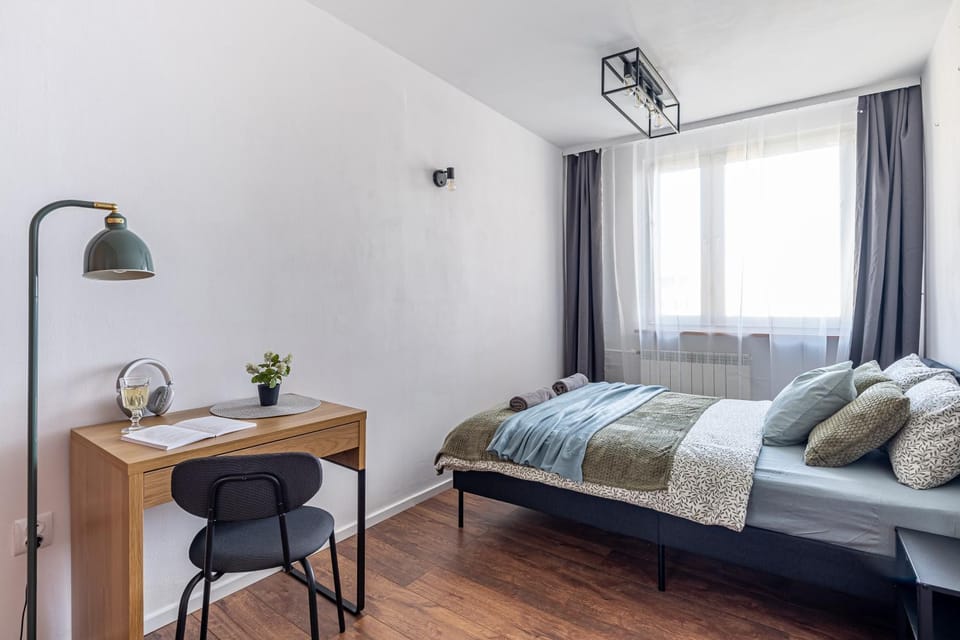 Bed, Photo of the whole room, Seating area, Bedroom