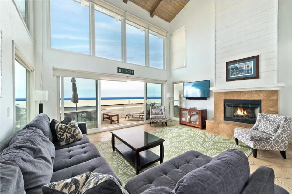 Spacious Oceanfront Home Near Newport Pier House in Balboa Peninsula