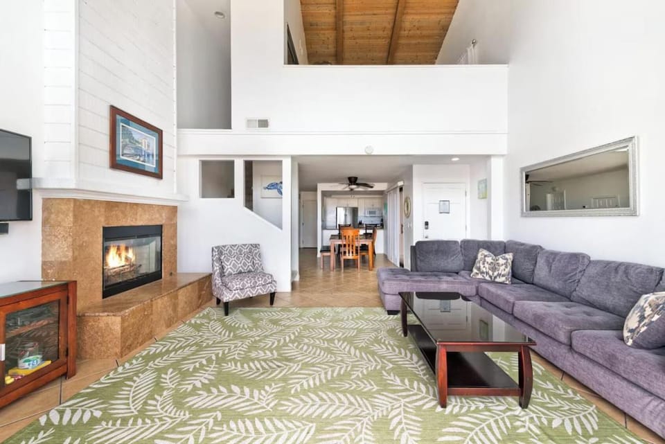 Spacious Oceanfront Home Near Newport Pier House in Balboa Peninsula