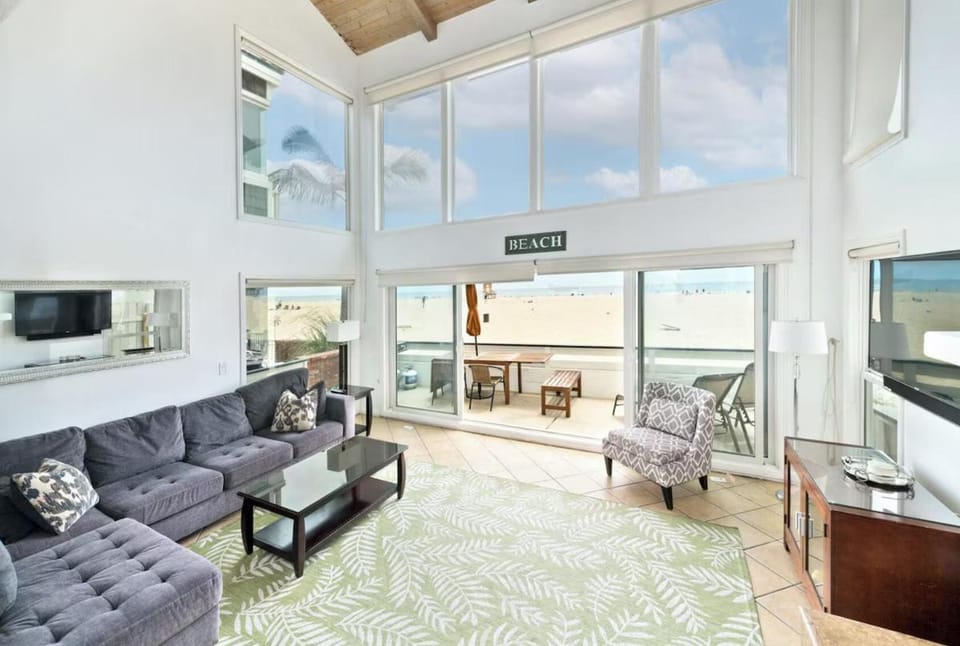 Spacious Oceanfront Home Near Newport Pier House in Balboa Peninsula
