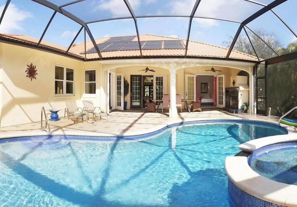 Villa Country Club Residence - Stylish 4 BR Home Villa in Lee County