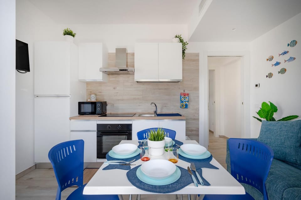 TV and multimedia, Kitchen or kitchenette, Dining area, oven, stove
