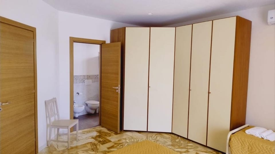 Photo of the whole room, Bedroom, wardrobe