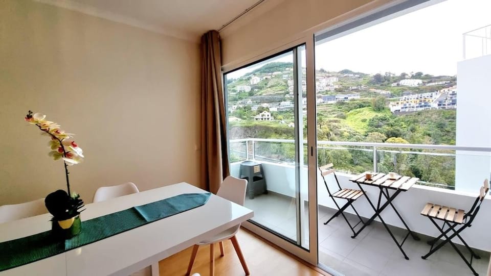 Living room, Dining area, Mountain view