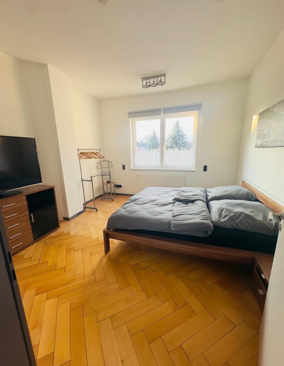 Bed, TV and multimedia, Photo of the whole room, Bedroom