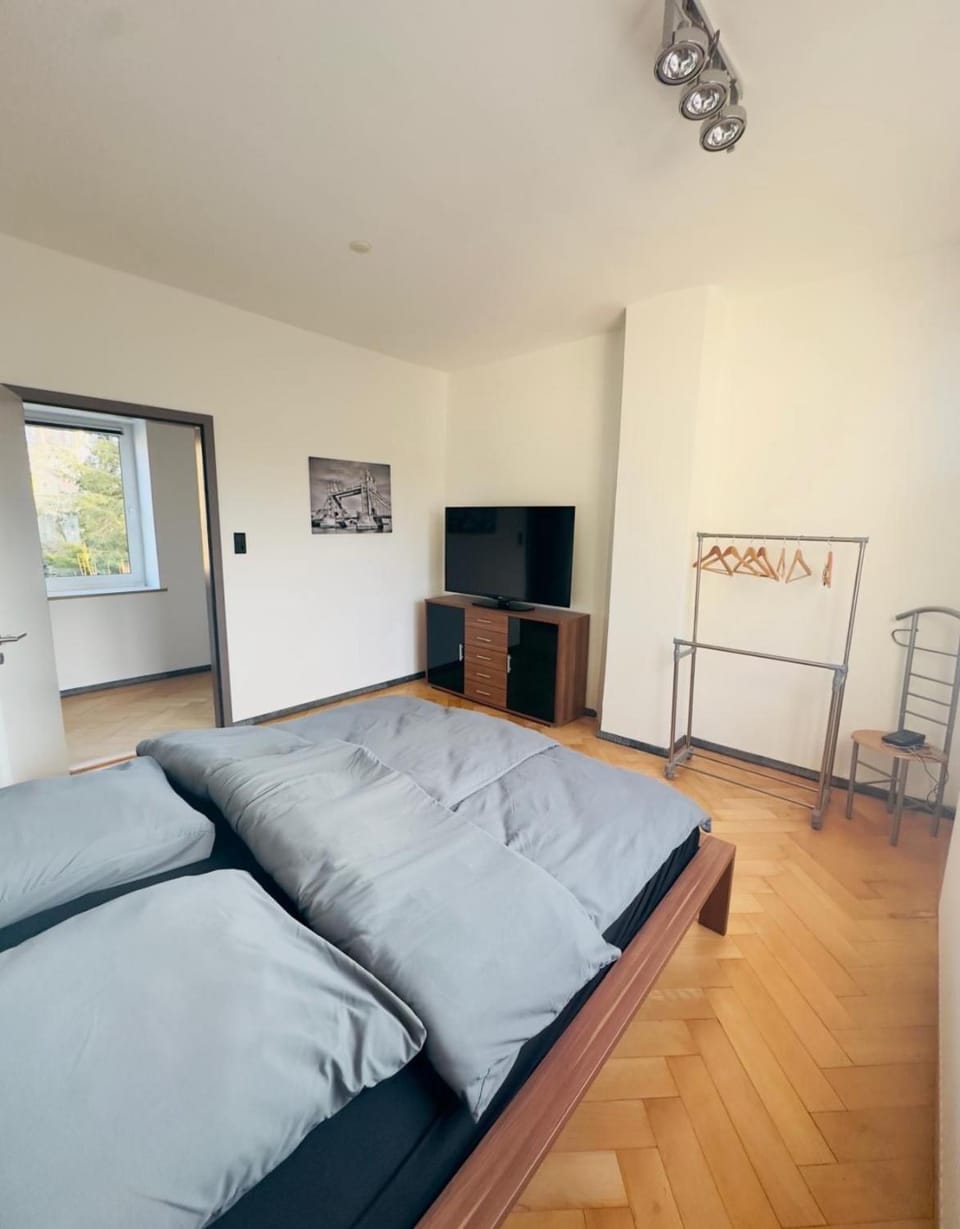 Bed, TV and multimedia, Photo of the whole room, Bedroom