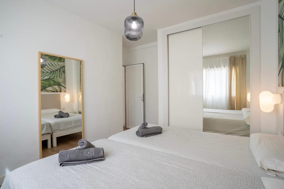 Bed, Bedroom, towels, wardrobe
