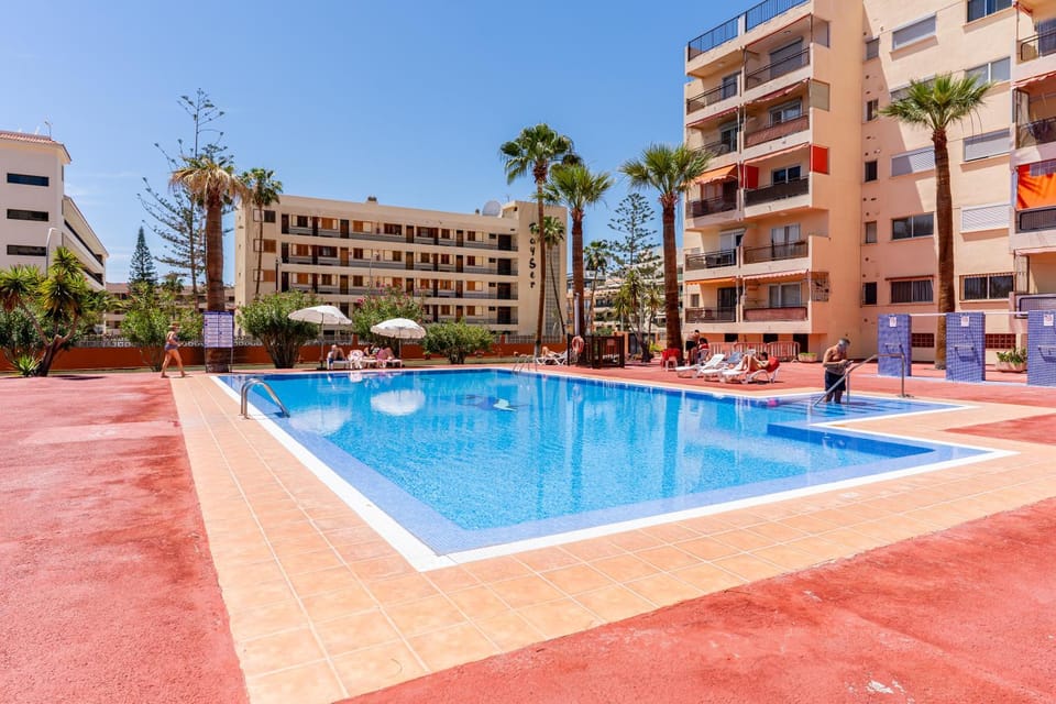 Property building, Day, Pool view, Swimming pool, sunbed
