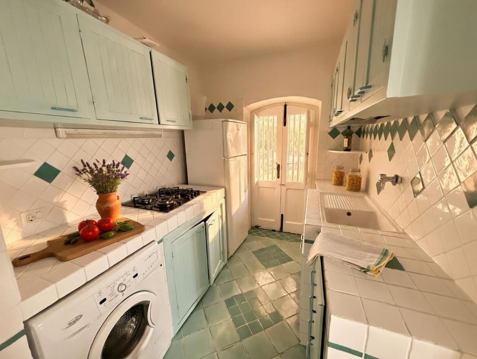 Kitchen or kitchenette, stove, washing machine