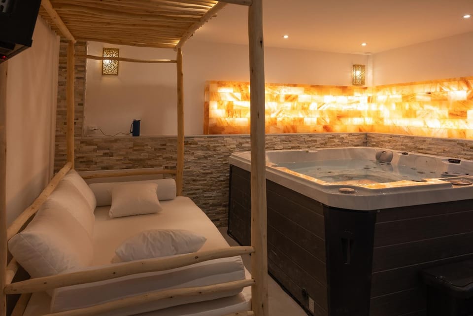 Bed, Hot Tub, Spa and wellness centre/facilities, towels