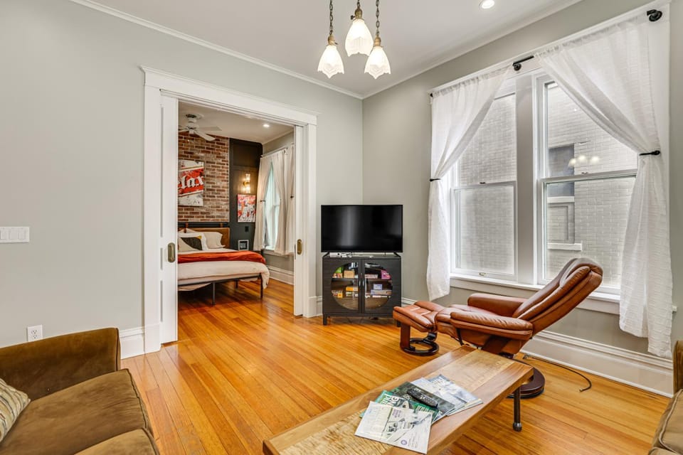 Walk Downtown: Inviting Historic Home in Dubuque! House in Dubuque