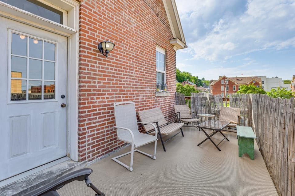 Walk Downtown: Inviting Historic Home in Dubuque! House in Dubuque