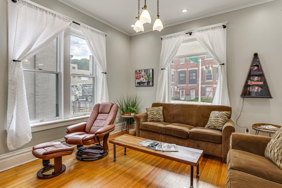 Walk Downtown: Inviting Historic Home in Dubuque! House in Dubuque