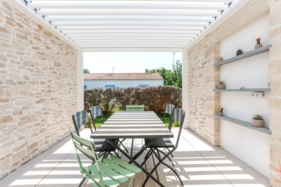 Property building, Balcony/Terrace, Living room