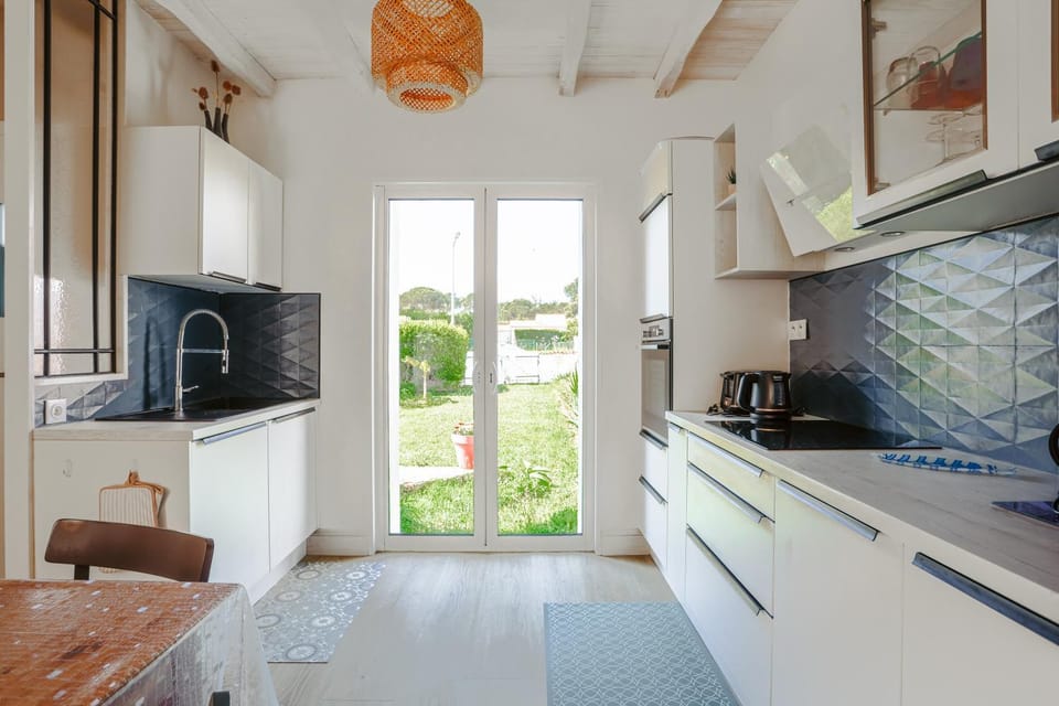 Property building, Kitchen or kitchenette, Living room