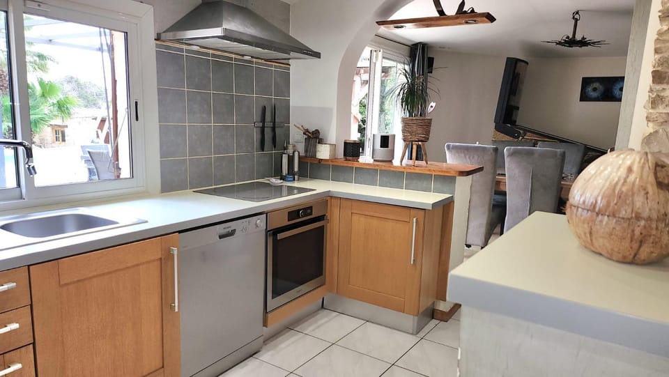 Property building, BBQ facilities, Kitchen or kitchenette, Lounge or bar, City view, Garden view, Landmark view, Pool view, dishwasher, internet, minibar, oven, pet friendly, stove, washing machine