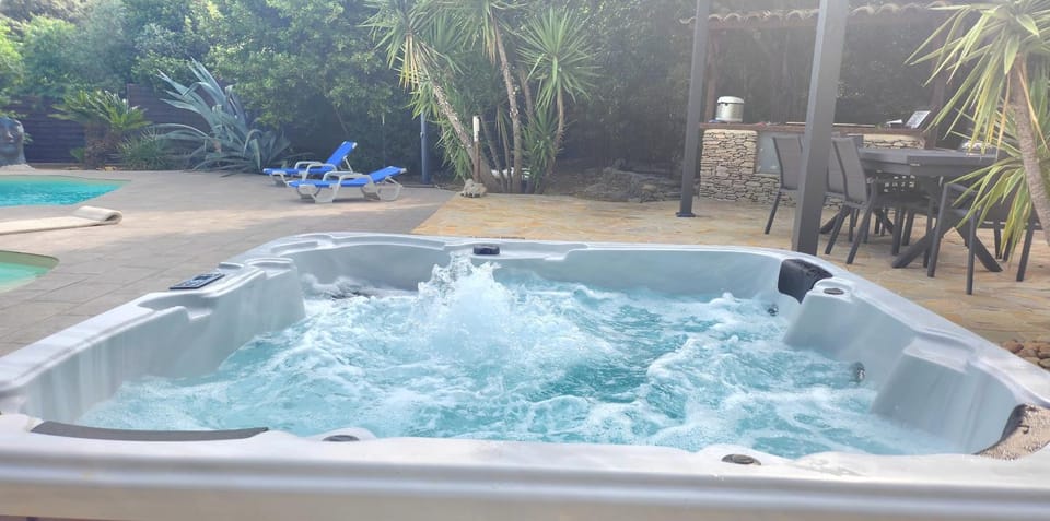 Property building, Natural landscape, BBQ facilities, Hot Tub, Balcony/Terrace, Spa and wellness centre/facilities, Spa and wellness centre/facilities, Pool view, Swimming pool, Open Air Bath, Parking, internet, pet friendly