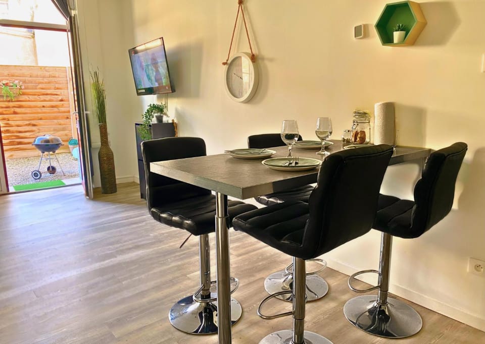 Patio, BBQ facilities, TV and multimedia, Dining area, internet