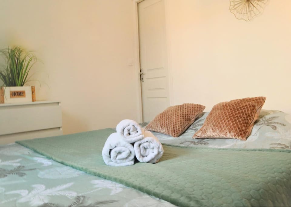 Bed, Bedroom, towels