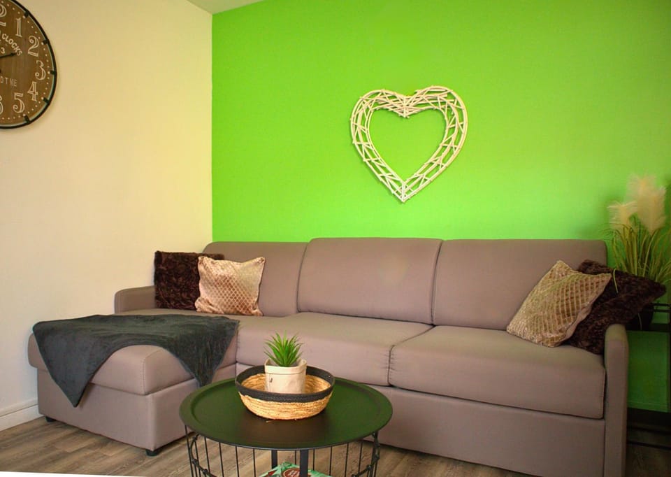 TV and multimedia, Living room, Seating area, internet